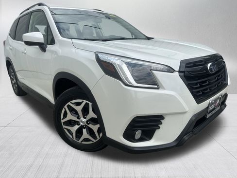 Used 2023 Subaru Forester Premium image 3