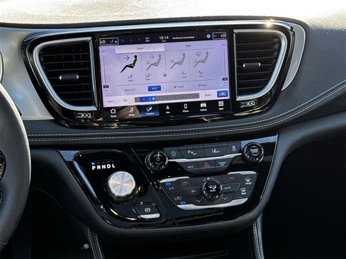Used 2025 Chrysler Pacifica Limited image 18