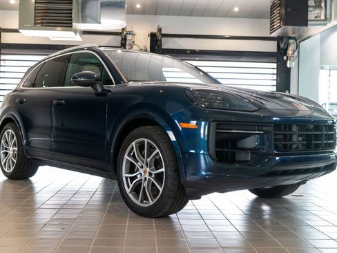 Certified 2025 Porsche Cayenne AWD/4WD image 7