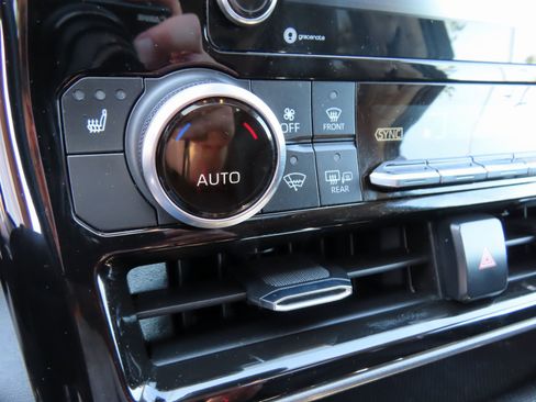 Used 2022 Toyota Highlander XLE image 27