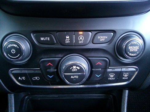 Used 2019 Jeep Cherokee Overland w/ Trailer Tow Group image 29