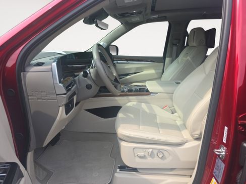 Used 2025 Cadillac Escalade Sport Platinum w/ LPO, Floor Liner Package AWD/4WD image 20