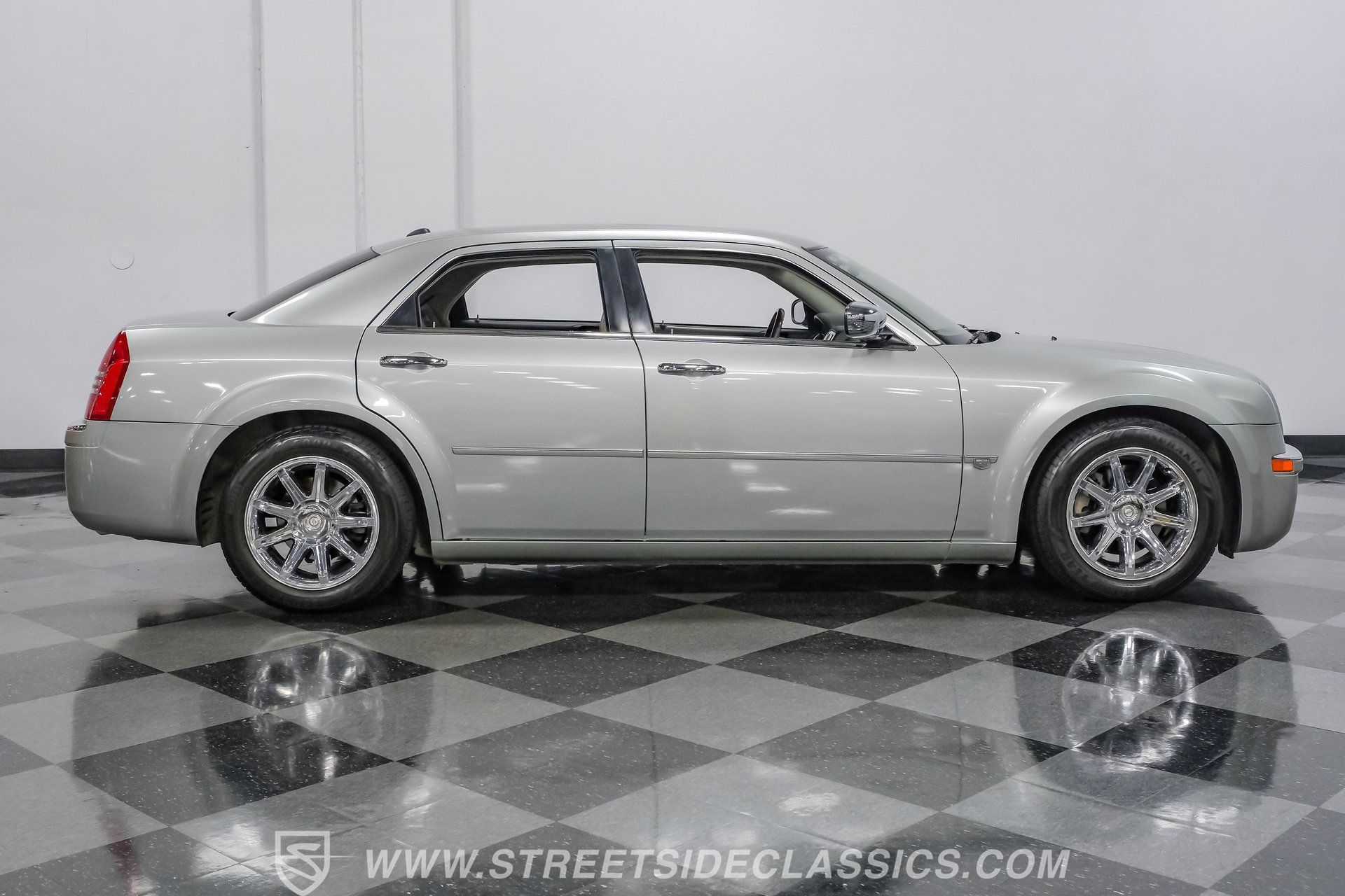 Used 2005 Chrysler 300 C w/ Navigation & Sound Group II RWD image 14
