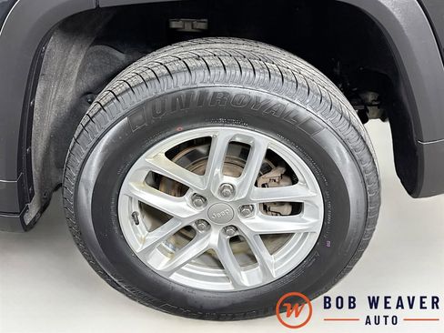 Used 2023 Jeep Grand Cherokee Laredo AWD/4WD image 37