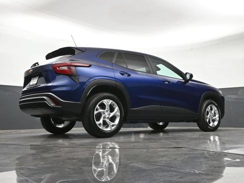 Used 2024 Chevrolet Trax LS w/ LS Convenience Package FWD image 28