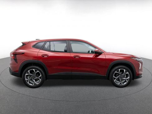 Used 2025 Chevrolet Trax LT FWD image 10