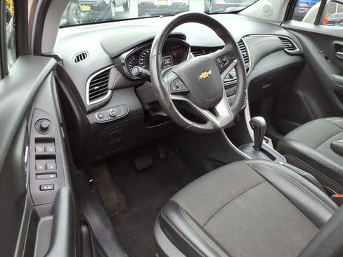 Used 2022 Chevrolet Trax LT w/ LT Convenience Package image 18