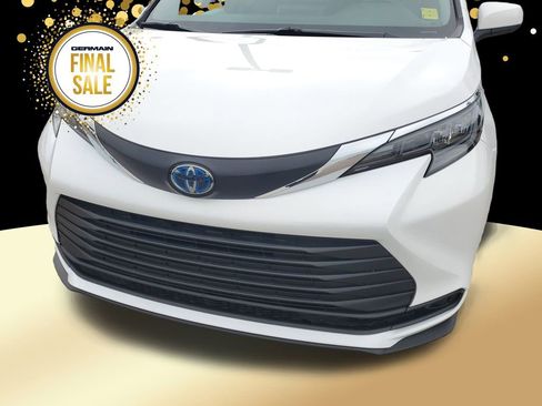 Used 2025 Toyota Sienna LE image 11