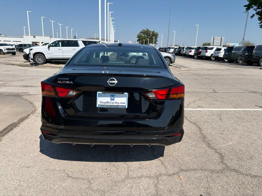 Used 2025 Nissan Altima 2.5 SV FWD image 4