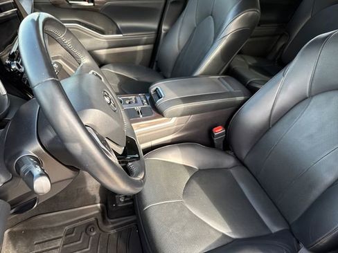 Used 2022 Toyota Highlander Limited FWD image 21