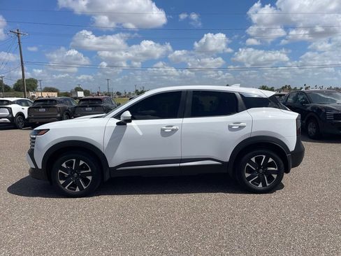 Used 2025 Nissan Kicks SV AWD/4WD image 4