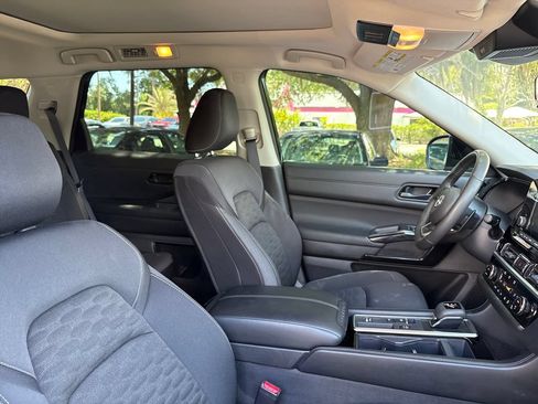 Used 2025 Nissan Pathfinder SV w/ SV Premium Package FWD image 25