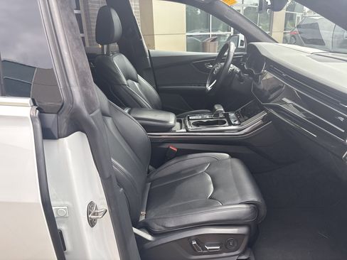 Used 2019 Audi Q8 Prestige w/ Luxury Package AWD/4WD image 33
