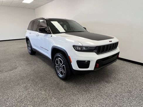 Used 2022 Jeep Grand Cherokee Trailhawk w/ Luxury Tech Group III image 17