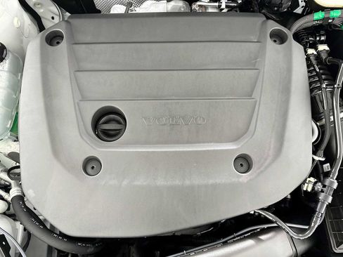 Used 2025 Volvo XC40 B5 Plus image 28