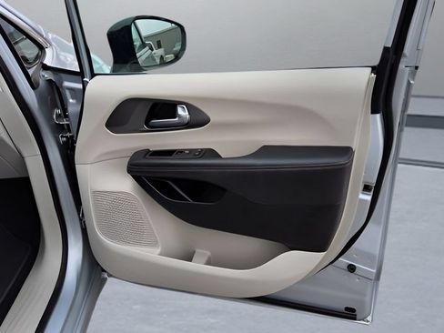 Used 2024 Chrysler Pacifica Touring-L FWD image 45
