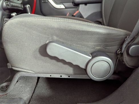 Used 2016 Jeep Wrangler Unlimited Sahara image 13