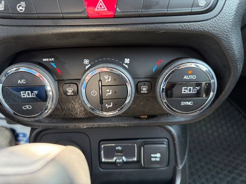 Used 2016 Jeep Renegade Latitude AWD/4WD image 20
