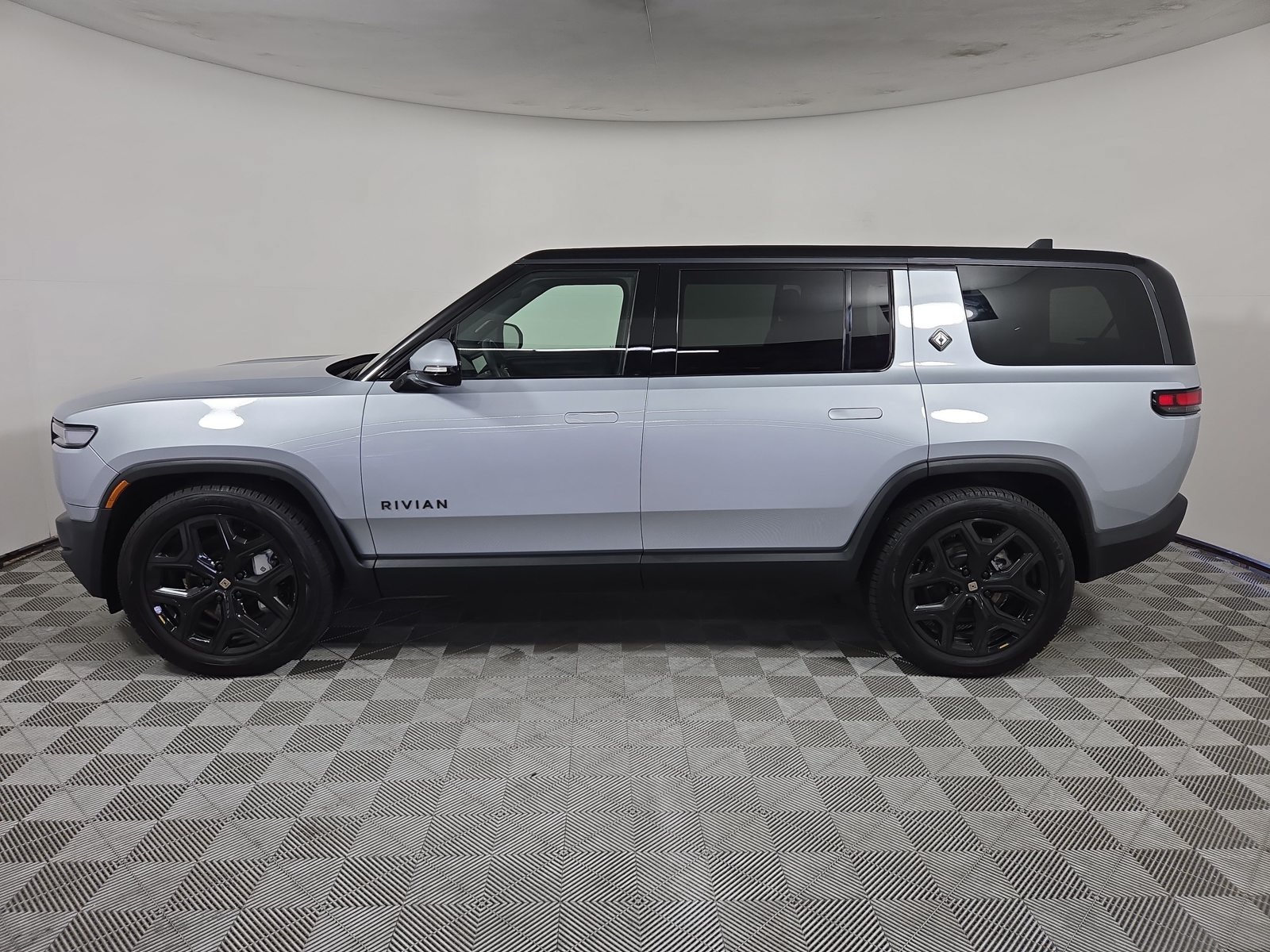 Used 2025 Rivian R1S Adventure Dual AWD/4WD image 2