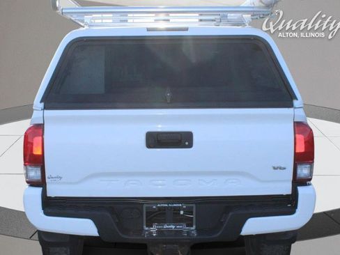 Used 2017 Toyota Tacoma TRD Off-Road image 5