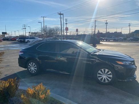 Used 2019 Toyota Camry LE image 4