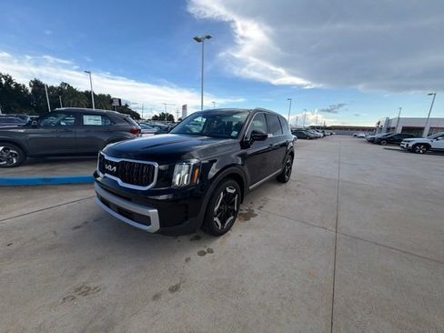 Used 2023 Kia Telluride EX w/ EX Captain's Chair Package FWD image 3