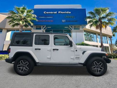 Used 2018 Jeep Wrangler Unlimited Sahara AWD/4WD image 4