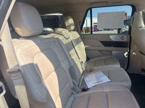 Used 2021 Lincoln Navigator Reserve w/ Luxury Package image 16