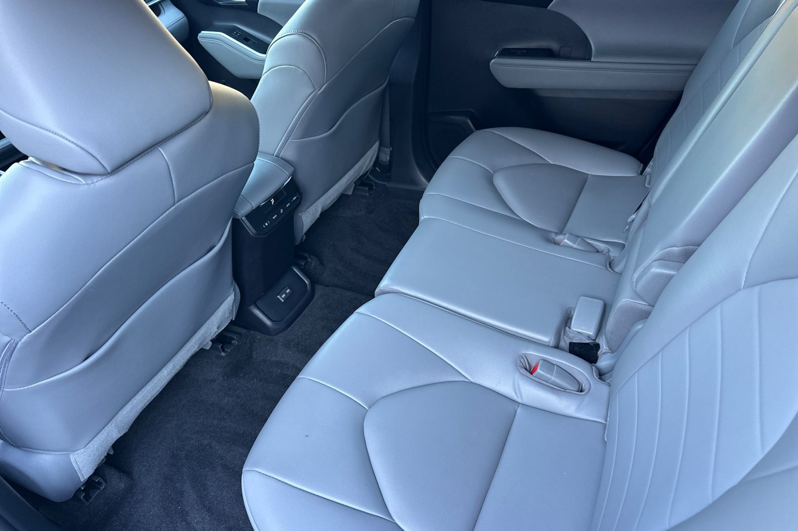 Used 2023 Toyota Highlander XLE FWD image 11
