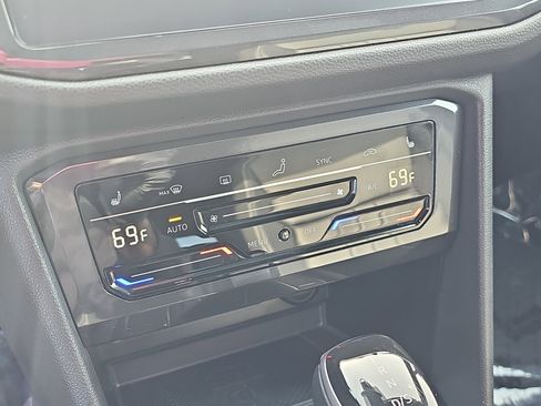 Used 2024 Volkswagen Tiguan SE R-Line image 22