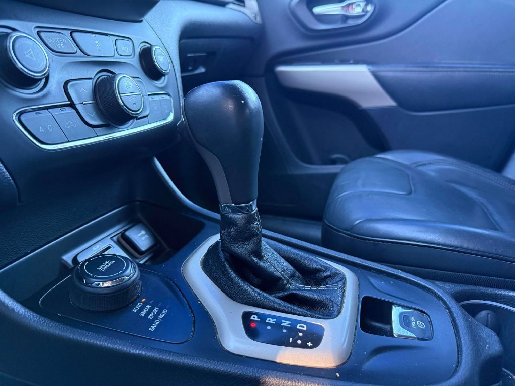 Used 2017 Jeep Cherokee Limited AWD/4WD image 25