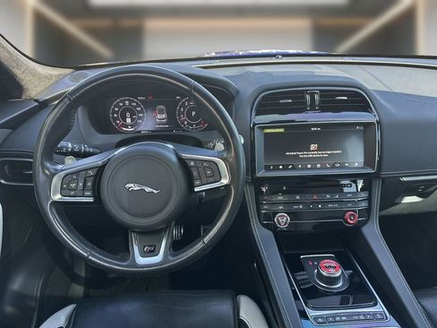 Used 2020 Jaguar F-PACE S image 10