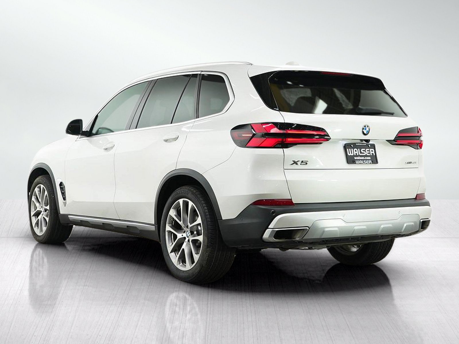Used 2024 BMW X5 xDrive40i AWD/4WD image 3