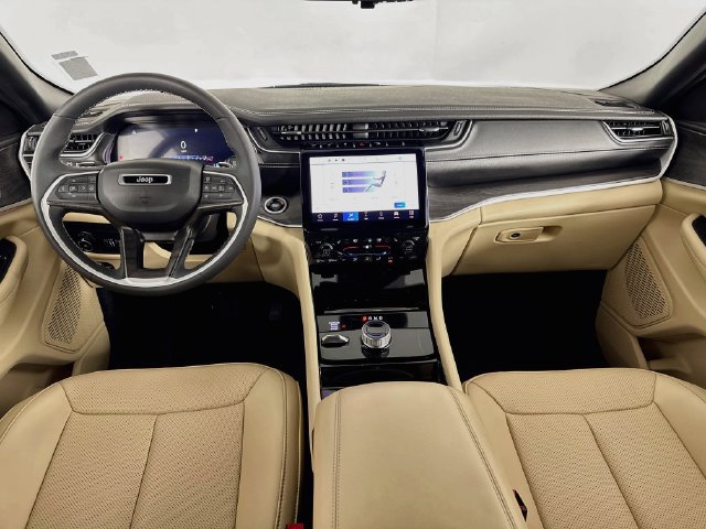 Used 2023 Jeep Grand Cherokee Limited w/ Luxury Tech Group II AWD/4WD image 28