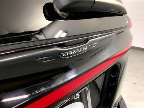 Used 2024 Chrysler Pacifica Limited w/ Uconnect Theater Family Group image 30