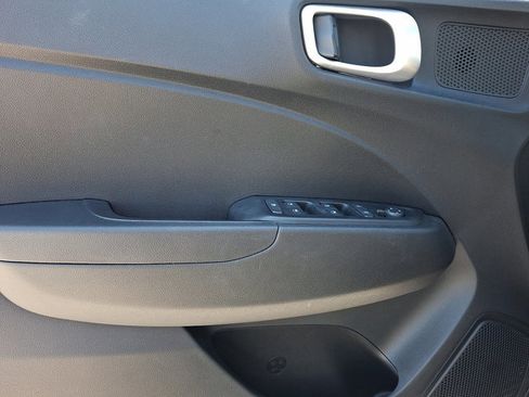 Used 2023 Hyundai Venue SEL image 12