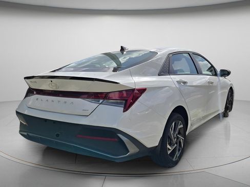 Used 2025 Hyundai Elantra SEL FWD image 5