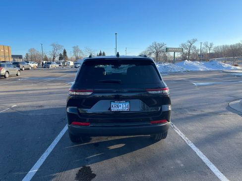 Used 2023 Jeep Grand Cherokee Limited w/ Luxury Tech Group II image 4