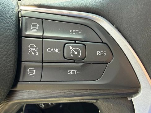 Used 2024 Jeep Grand Cherokee Altitude AWD/4WD image 10