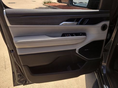 Used 2024 Jeep Wagoneer Series II AWD/4WD image 17