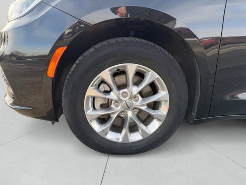 Used 2022 Chrysler Pacifica Touring-L image 14