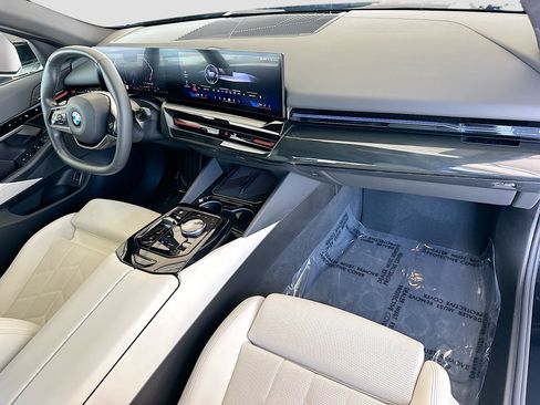 Used 2024 BMW 530i w/ Convenience Package RWD image 27