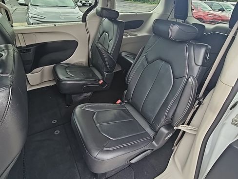 Used 2022 Chrysler Pacifica Touring-L image 15