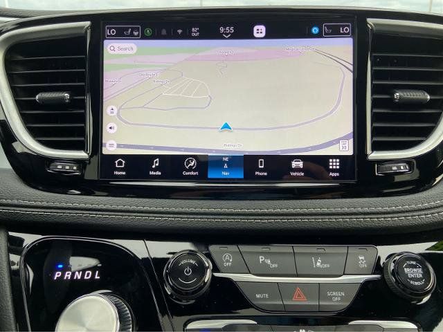 Used 2026 Chrysler Pacifica Limited FWD image 38