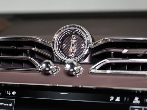 Used 2025 Bentley Bentayga image 40