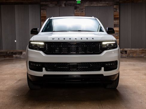 Used 2023 Jeep Wagoneer Series II image 2