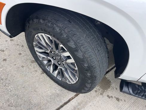 Used 2025 Chevrolet Suburban Z71 AWD/4WD image 39