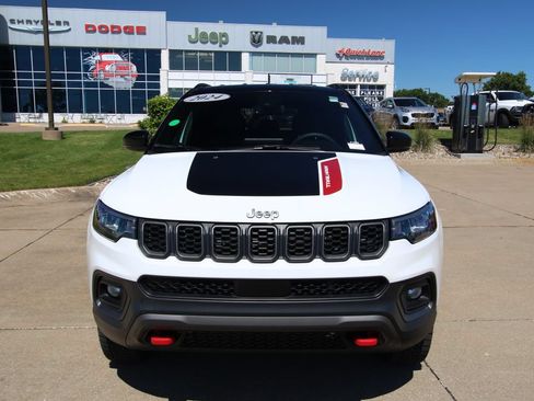 Used 2024 Jeep Compass Trailhawk w/ Trailhawk Convenience Group AWD/4WD image 2