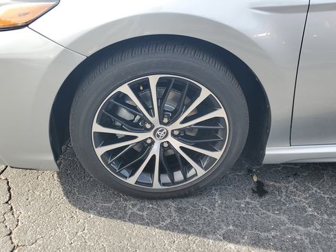 Used 2020 Toyota Camry SE image 4