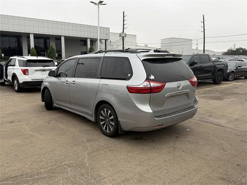 Used 2019 Toyota Sienna Limited image 7